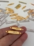 Plaquinha Metálica 3x0,5 cm com furos para costura Ouro - 20 unid na internet