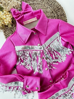 Conjunto Ana Castela Boiadeira Pink com Franja Paetê Prata (Camisa + Shorts + Laço de Cabelo) - Coisas de Dondoquinha