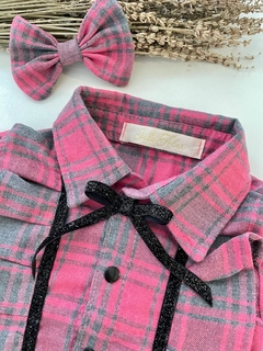 Conjunto Xadrez Rosa e Cinza com Detalhes em Brilho (Camisa + Saia + Laço de Cabelo) - comprar online