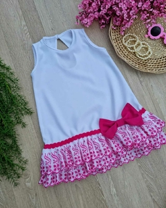 Vestido Branco com Babado e Laço Pink