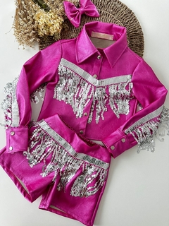 Conjunto Ana Castela Boiadeira Pink com Franja Paetê Prata (Camisa + Shorts + Laço de Cabelo) - comprar online