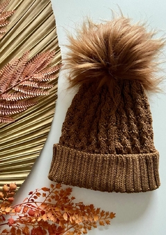 Gorro com Pompom Marrom - comprar online