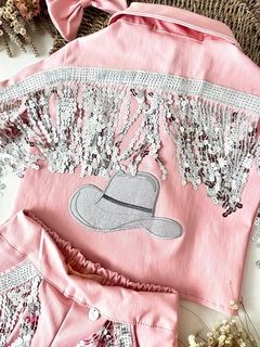 Conjunto Ana Castela Boiadeira Rosa com Franja Paetê Prata (Camisa + Shorts + Laço de Cabelo) - Coisas de Dondoquinha