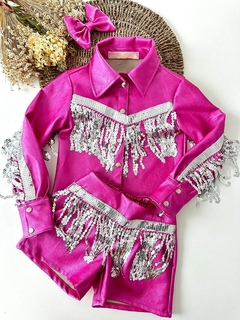 Conjunto Ana Castela Boiadeira Pink com Franja Paetê Prata (Camisa + Shorts + Laço de Cabelo)