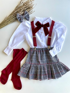 Conjunto Camisa Branca + Saia com Shorts Xadrez + Suspensório + Laço Broche + Laço de Cabelo