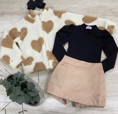 Conjunto 3 Peças (Jaqueta Carneirinho Coração + Short Saia Veludo + Blusa Manga Princesa)