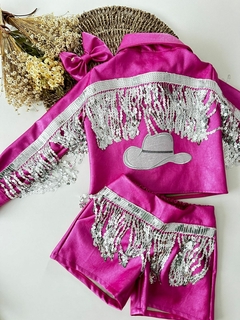 Conjunto Ana Castela Boiadeira Pink com Franja Paetê Prata (Camisa + Shorts + Laço de Cabelo) na internet