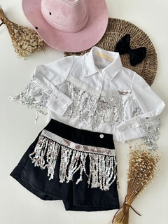 Conjunto Ana Castela Boiadeira com Franja Paetê Prata (Camisa Branca + Shorts Preto + Laço de Cabelo)