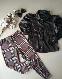 Conjunto Calça Xadrez + Camisa Vinil Preta + Laço