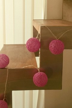 Guirnalda de esferas de hilo rosas - THE PLACE BEHIND THE DOOR