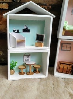 Mini casita modular de madera con muebles en internet