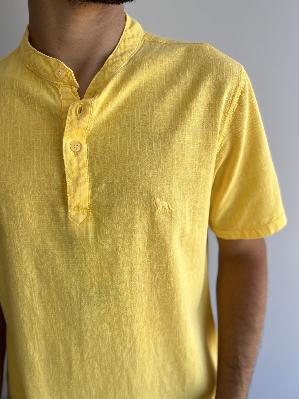 Camisa Bata Wash Linho Manga Curta Amarelo Pantano - Acostamento - comprar online