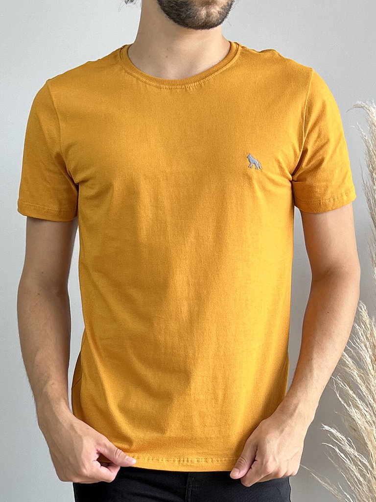 Camiseta Básica Lobo Bordada Amarelo Gold - Acostamento