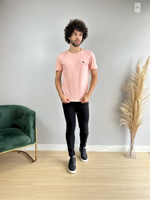 Camiseta Básica Lobo Bordada Rosa Guava - Acostamento - comprar online