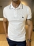 Camiseta Gola Polo Branca Logo Bordada - Acostamento