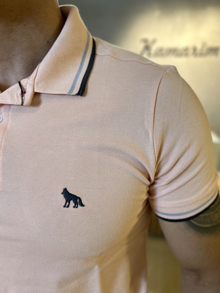 Camiseta Gola Polo Rosa Logo Bordada - Acostamento - comprar online