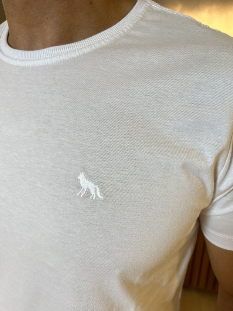 Camiseta Básica Lobo Bordada Branca - Acostamento