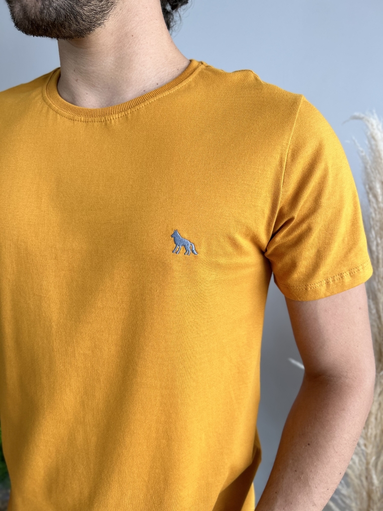 Camiseta Básica Lobo Bordada Amarelo Gold - Acostamento na internet