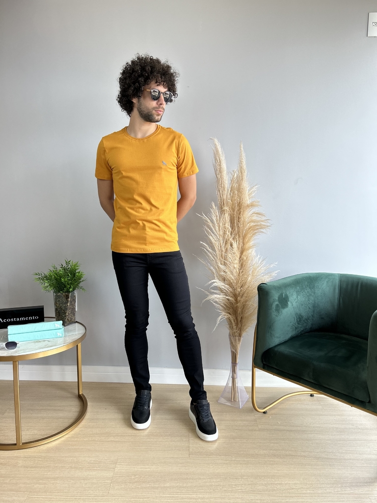 Camiseta Básica Lobo Bordada Amarelo Gold - Acostamento - loja online