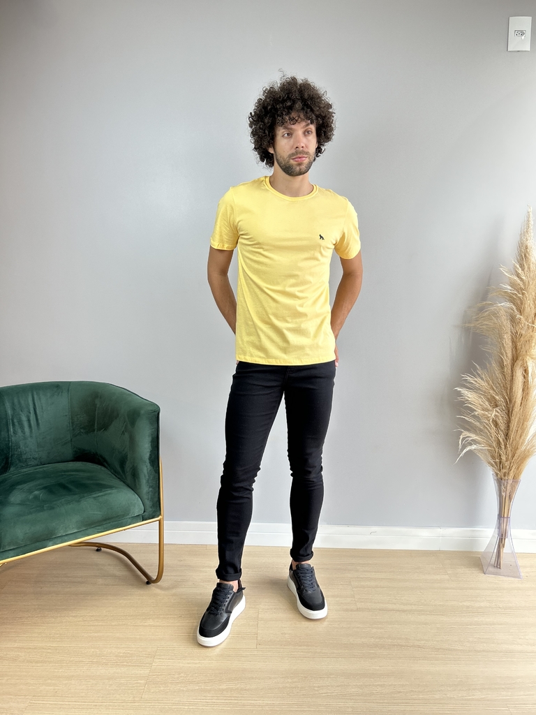 Camiseta Básica Lobo Bordada Amarelo Girassol - Acostamento - comprar online