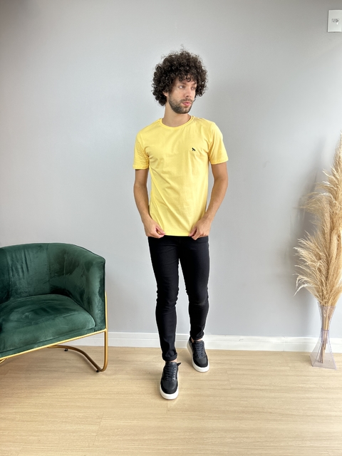 Camiseta Básica Lobo Bordada Amarelo Girassol - Acostamento na internet