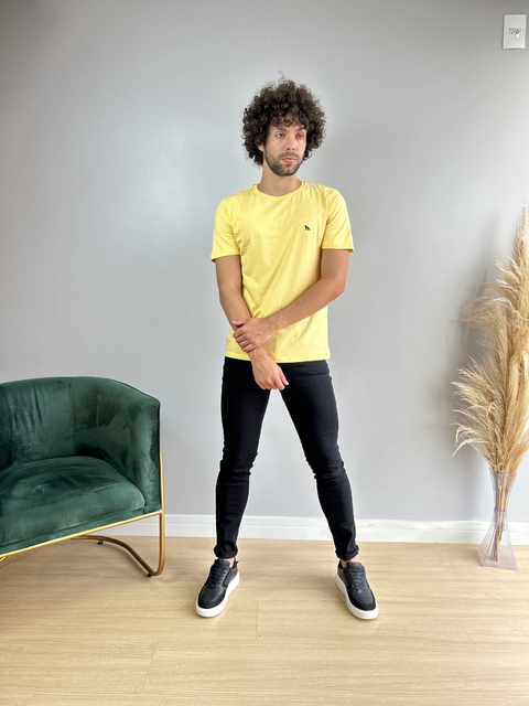 Imagem do Camiseta Básica Lobo Bordada Amarelo Girassol - Acostamento