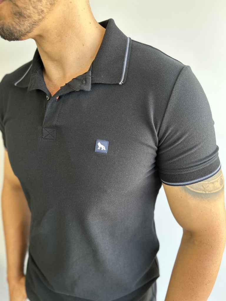 Camiseta Gola Polo Preta Logo Emborrachada - Acostamento - Kamarim Patos