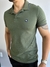 Camiseta Gola Polo Verde Militar Logo Emborrachada - Acostamento