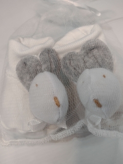 Escarpines Conejitos ( blanco con orejitas rosas , grises o beige ) en internet