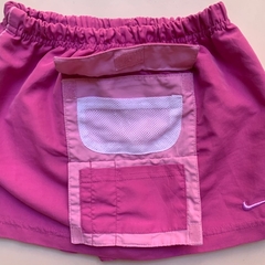 Pollera violeta con cintura elástica y short en el interior Nike *NUEVO* - 2A - comprar online