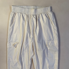 Pantalón de nylon blanco finito tipo babucha con bolsillos cargo y con cintura elástica - 13A - comprar online