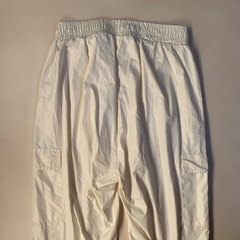 Pantalón de nylon blanco finito tipo babucha con bolsillos cargo y con cintura elástica - 13A en internet