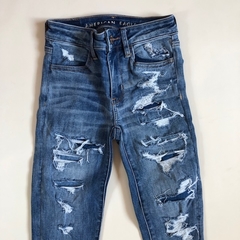 Pantalón de jean celeste con roturas American Eagle - 14A - comprar online