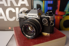 Olympus OM10 con adaptador manual