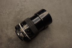 Lente Nikon 135mm f2,8 Pre AI con montura Nikon F - Oeste Analogico