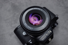 Nikon EM con optica Nikkor 50mm f1,8 - Oeste Analogico