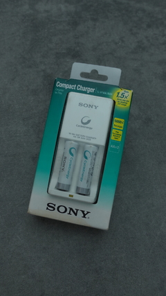 Pilas recargables Sony AA con cargador
