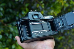 Nikon F50 con lente Nikon Nikkor 35 - 80 mm f 4 - 5,6