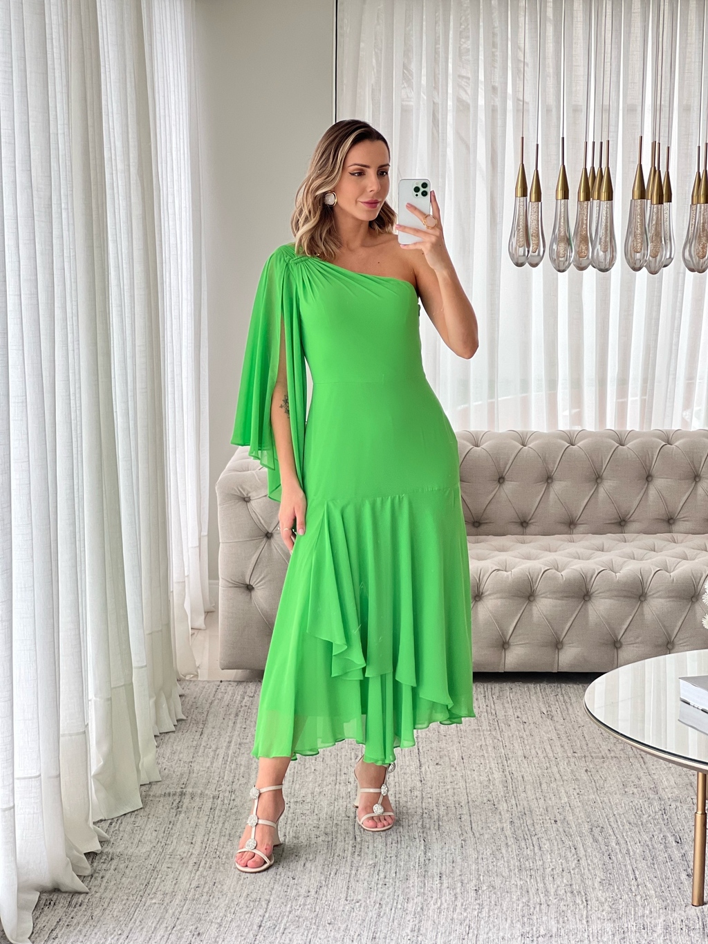 Vestido midi um ombro só com manga fluída e detalhe fivela Verde