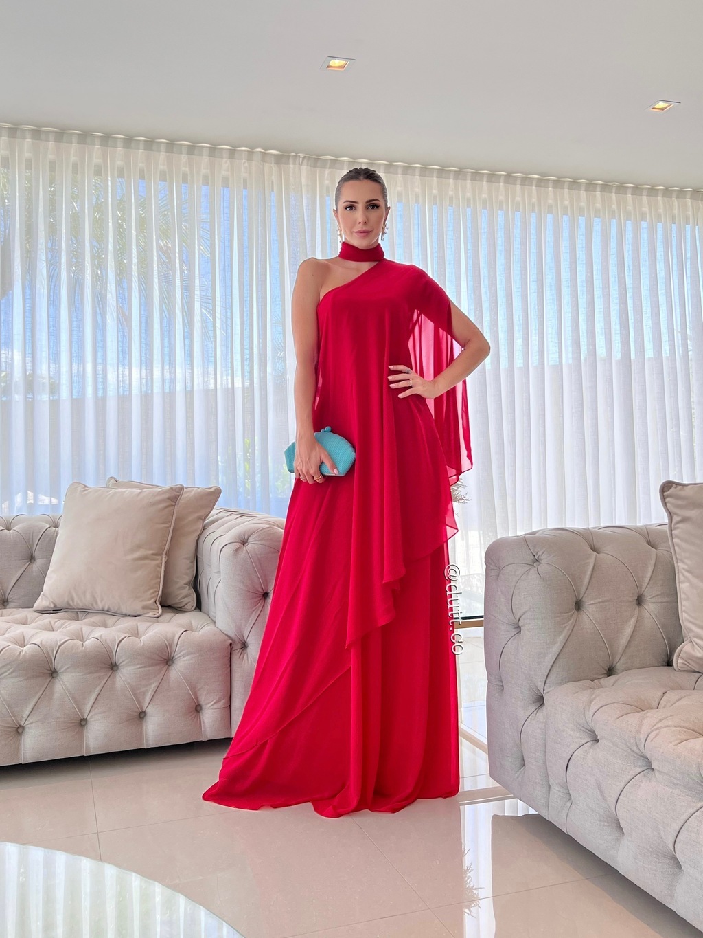 Vestido de sales gola no pescoço