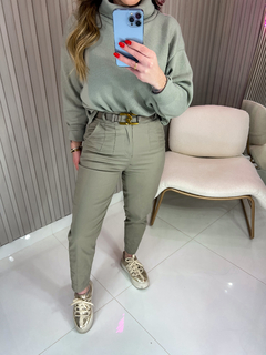 CALÇA mimi com cinto cenourinha sarja com lycra (cinza) - Jordanna Galia Store