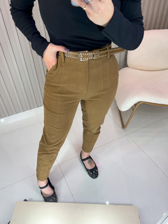 CALÇA Jadde cenourinha sarja com lycra (caramelo). - Jordanna Galia Store