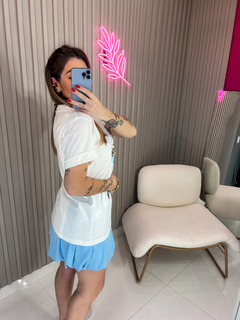 T shirt onça com oculos oversize (off white/azul) na internet