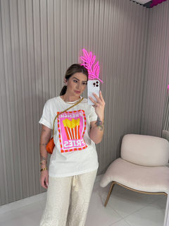 Imagem do T shirt fritas oversize-plus (off white/laranja/pink)