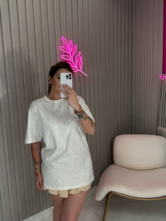 T shirt aplicação strass oversize (off white) - Jordanna Galia Store