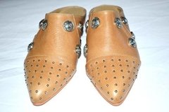 Mules Planos De Cuero Con Tachas Y Botones Quica Yatay - comprar online