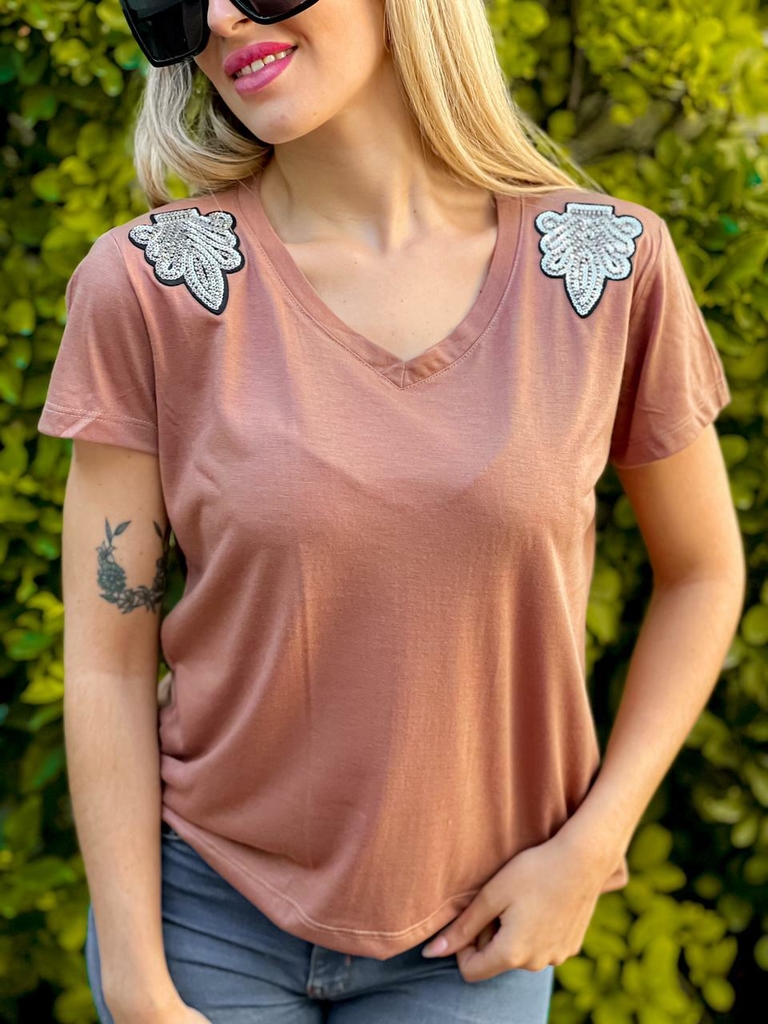Remera Viscosa Cuello V Aplique Lentejuelas Flor
