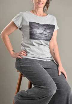 Camiseta "Como as Águas Cobrem o Mar" - comprar online