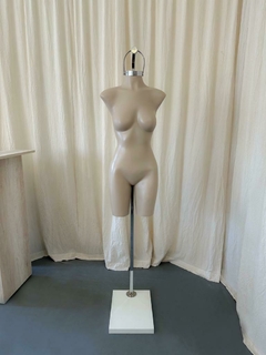 TORSO FIBRA COLGANTE BASE BOSTON CAÑO CROMO - Maniquies Argentina