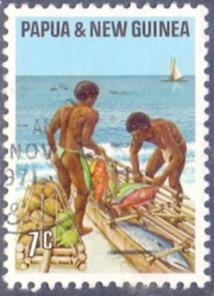 25329 PAPUA E NOVA GUINEA - PESCADORES e JANGADA - 7 c. - 1971 - USADO